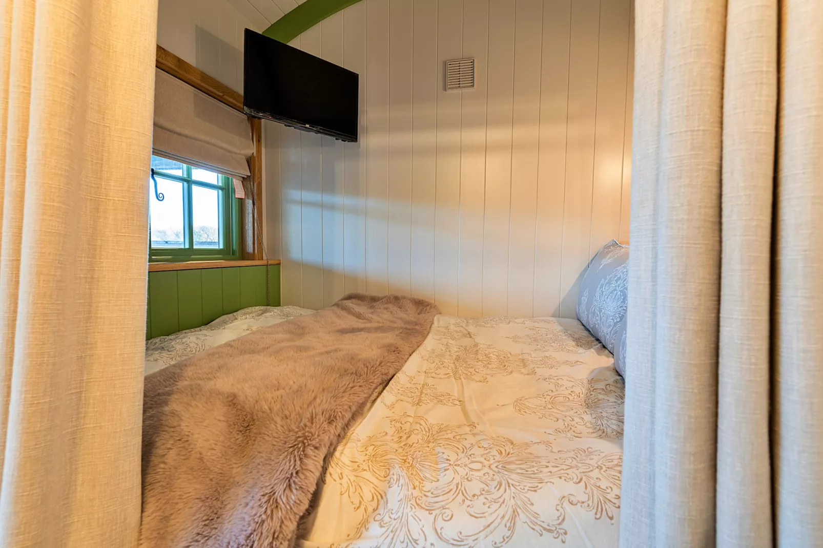 The Shepherd's Hut at Northcombe Farm-Slaapkamer
