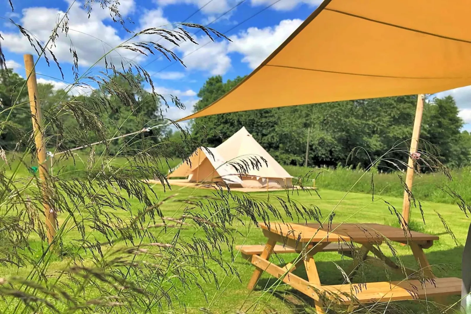 Bulrush Bell Tent-Buitenkant zomer