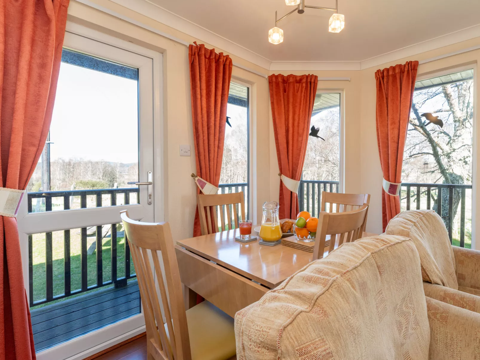 Capercaillie Lodge-Binnen