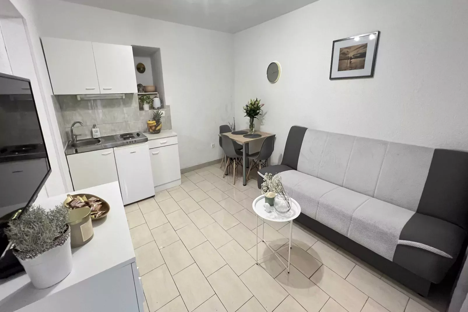 Apartmani Vela Makarska - Studio With Garden View-Woonkamer