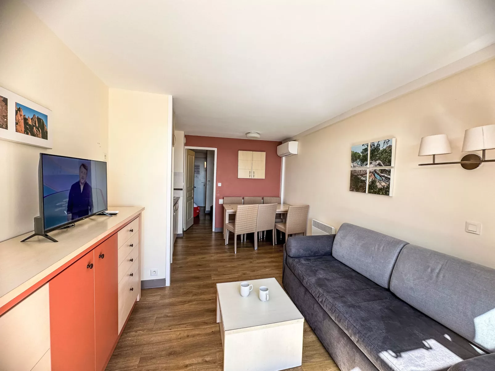 Le Village (E1 309)-Binnen