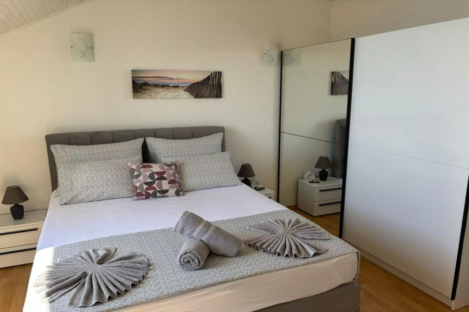 Indy's Beach Apartments -Two Bedroom Apartment with Balcony and Sea View-Slaapkamer