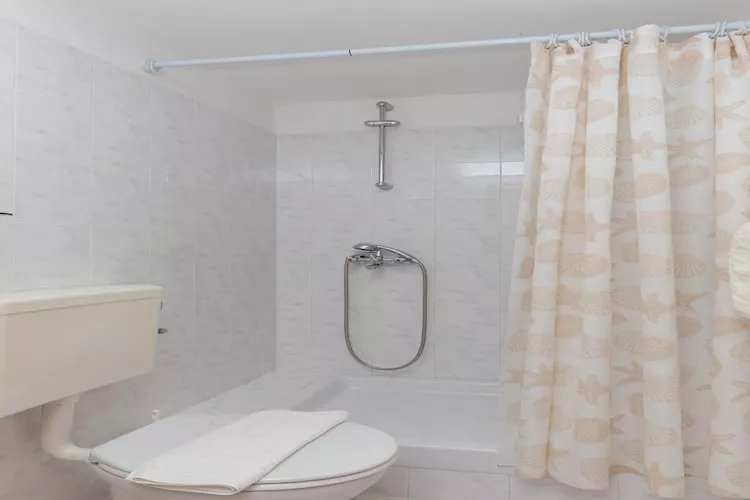 Apartments Miskovic - One Bedroom Apartment with Balcony and Sea view (Middle)-Badkamer