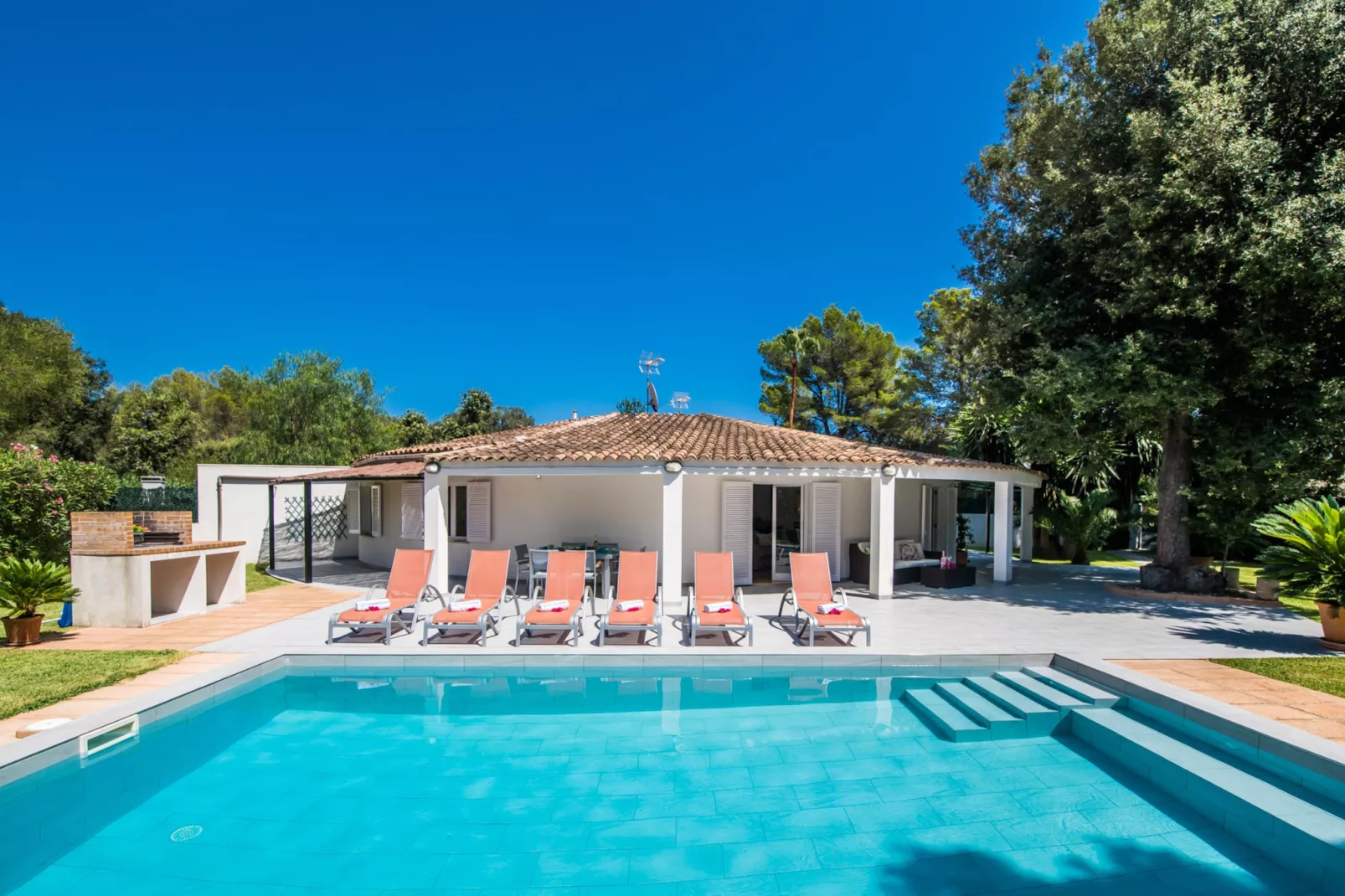 Casa Encinar-Buitenkant zomer