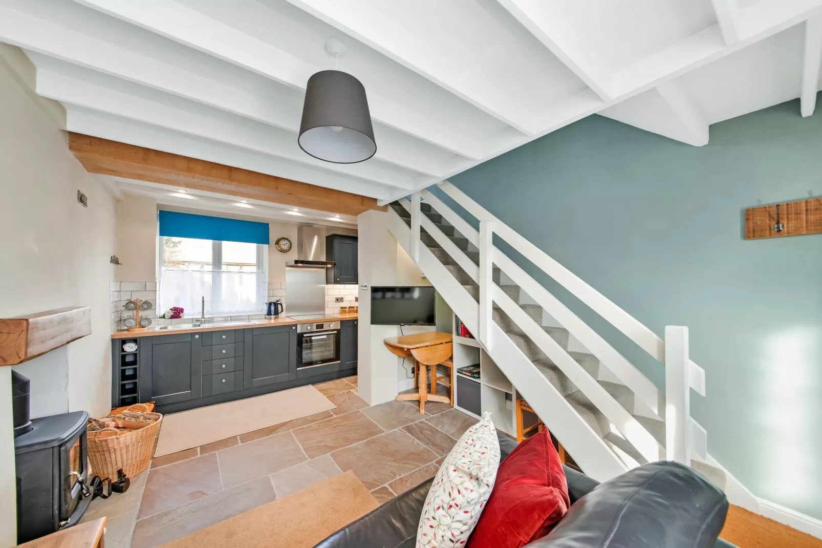 Tyg Cottage near Fountains Abbey & Brimham Rocks-Woonkamer