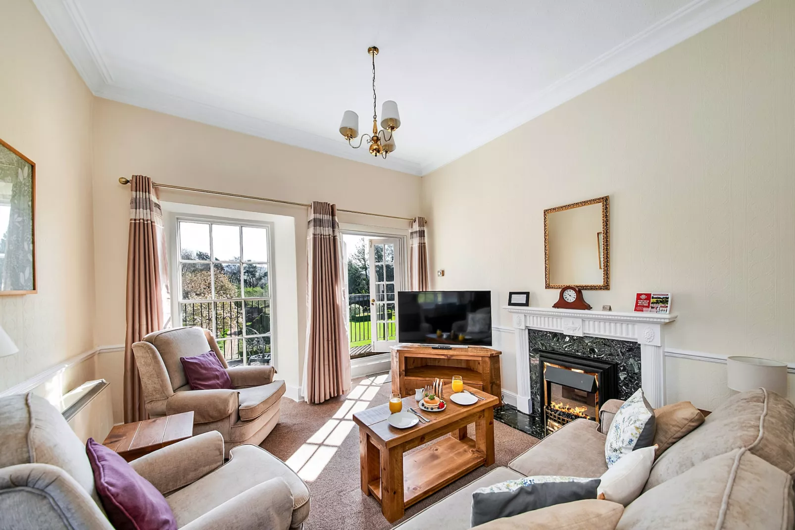 Roulston Hall Apt-Woonkamer