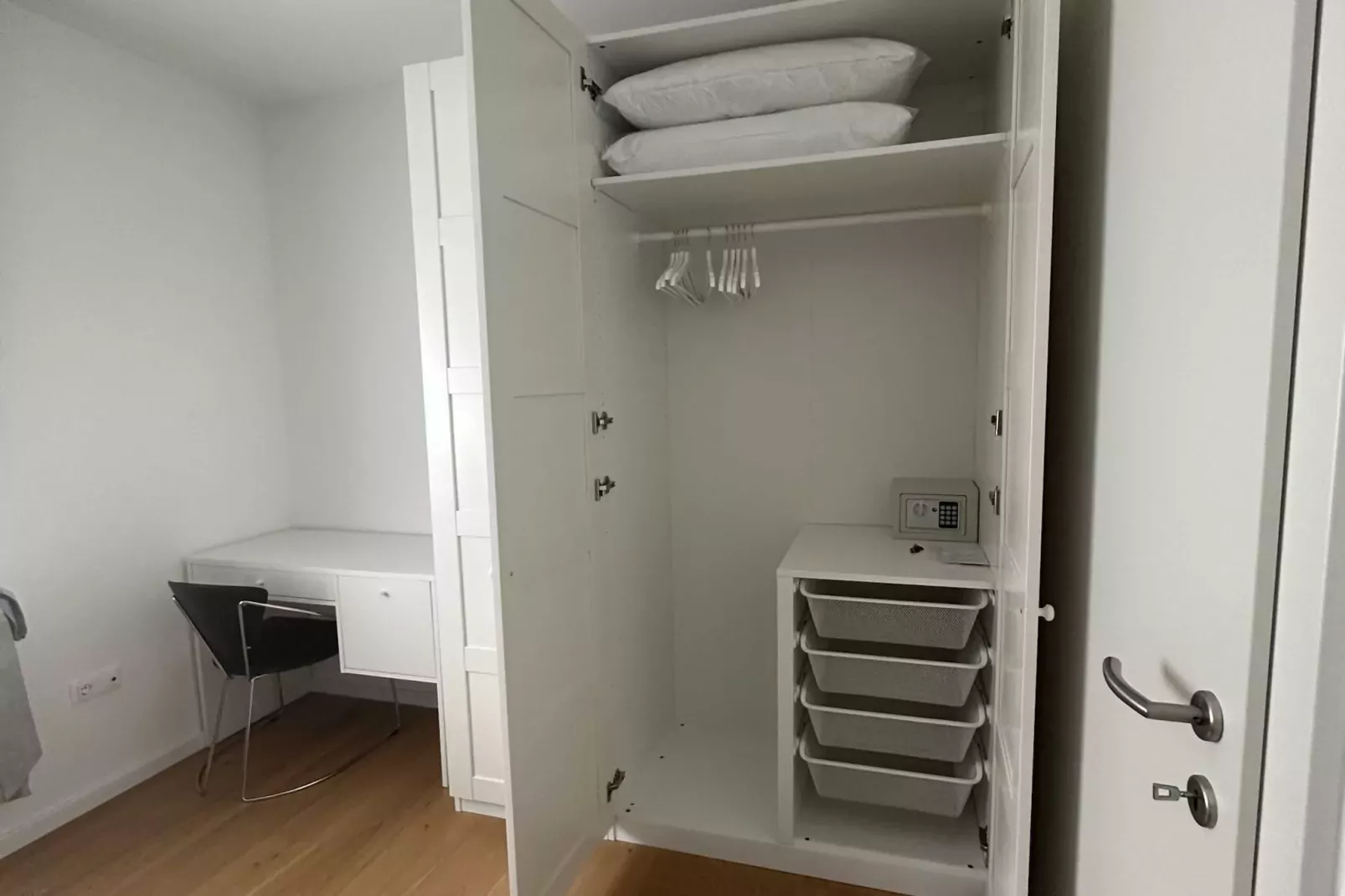 Cozy Retreat in Krapinske Toplice: Comfort and Prime Location with Pivate Parking - One Bedroom Apartment-Slaapkamer
