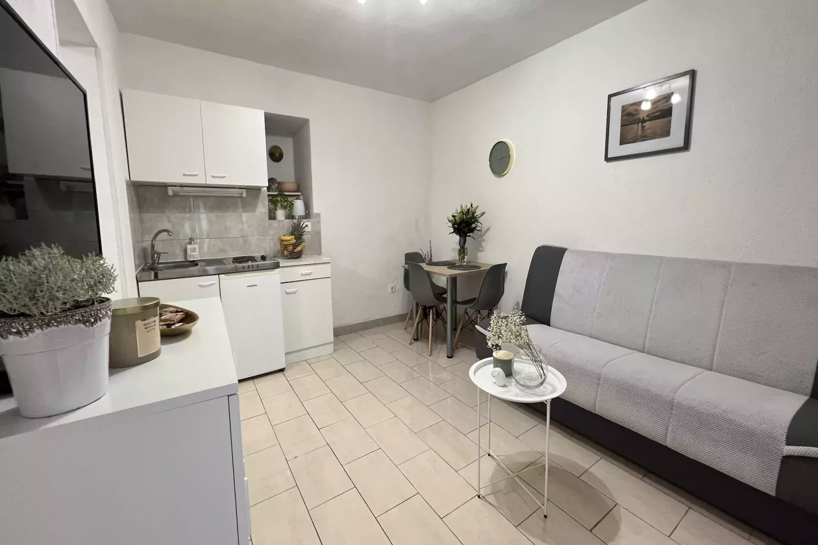 Apartmani Vela Makarska - Studio With Garden View-Woonkamer