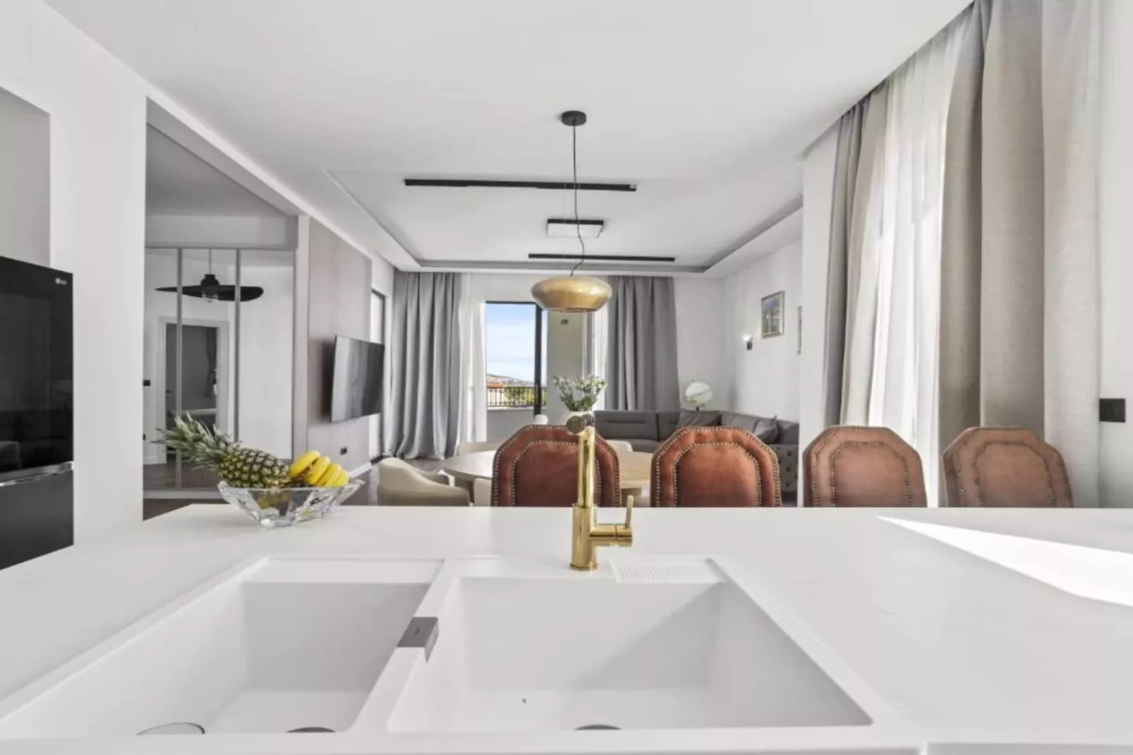 Three-Bedroom Penthouse Apartment-Eetkamer