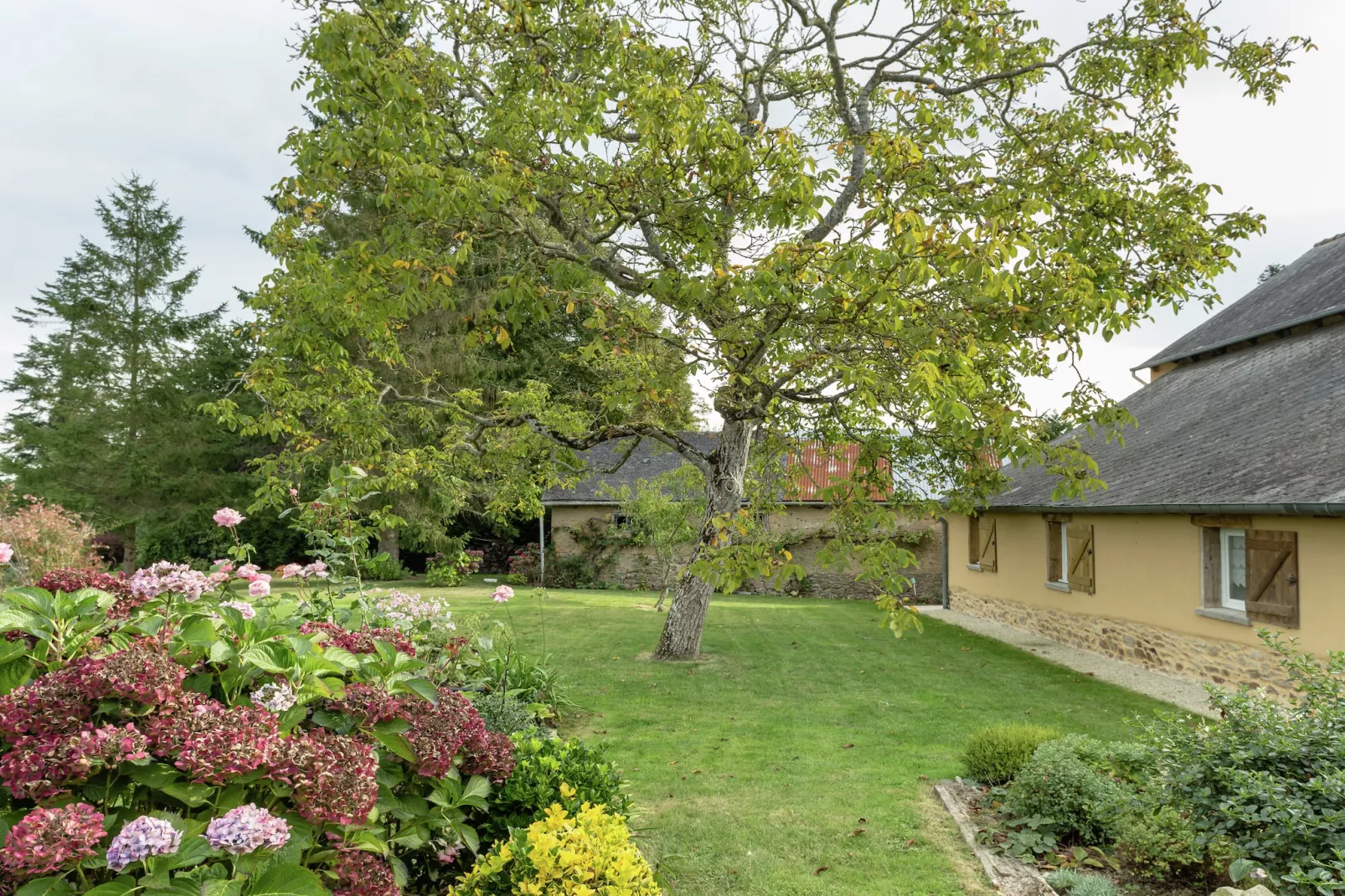 Jolie maison en pays de Rance-Tuinen zomer