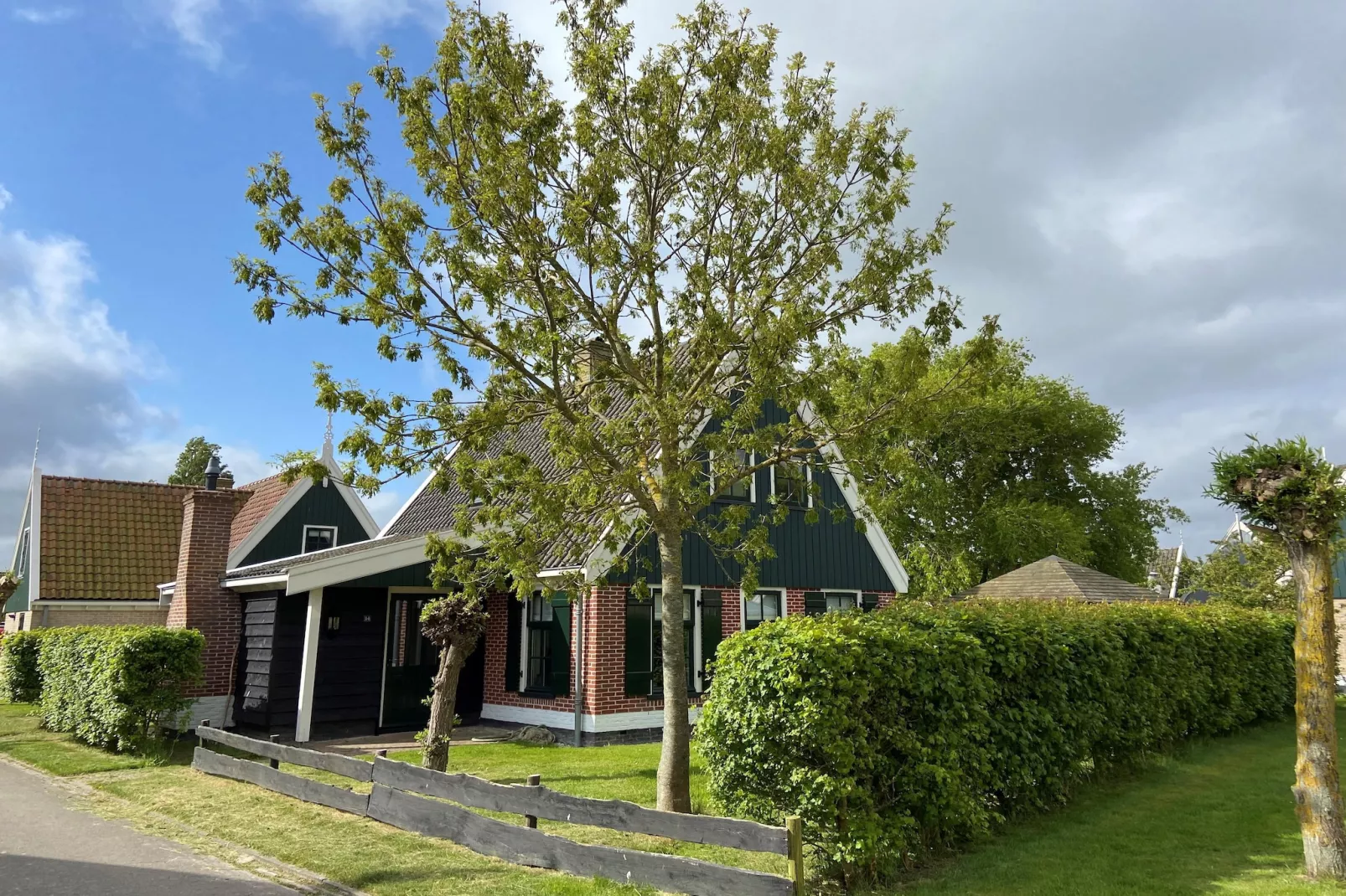 Recreatiepark Wiringherlant - Villa 14-Buitenkant zomer