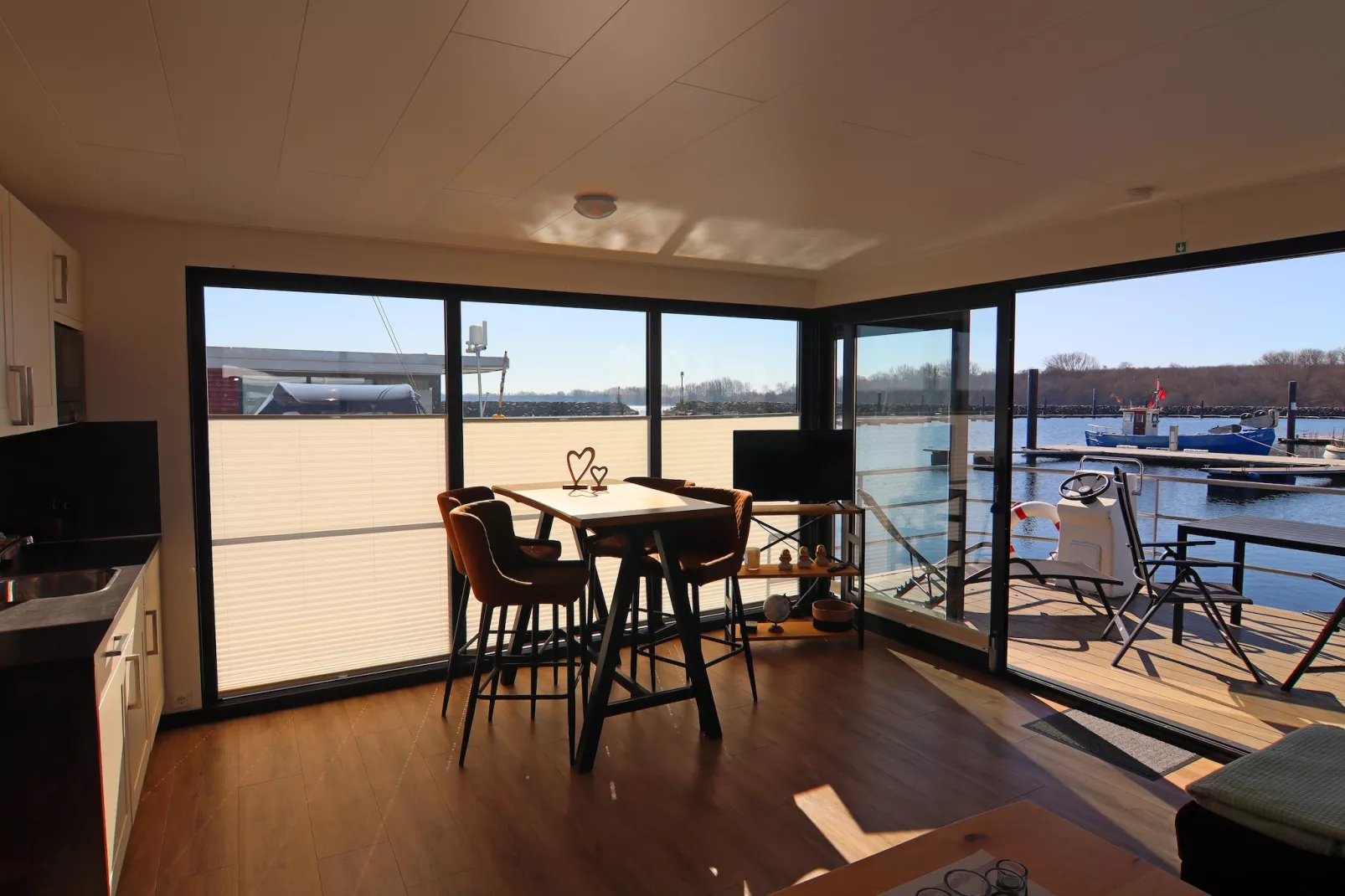 Hausboot Family & Friends mit Hund LP 10 / 1-2 Personen-Eetkamer