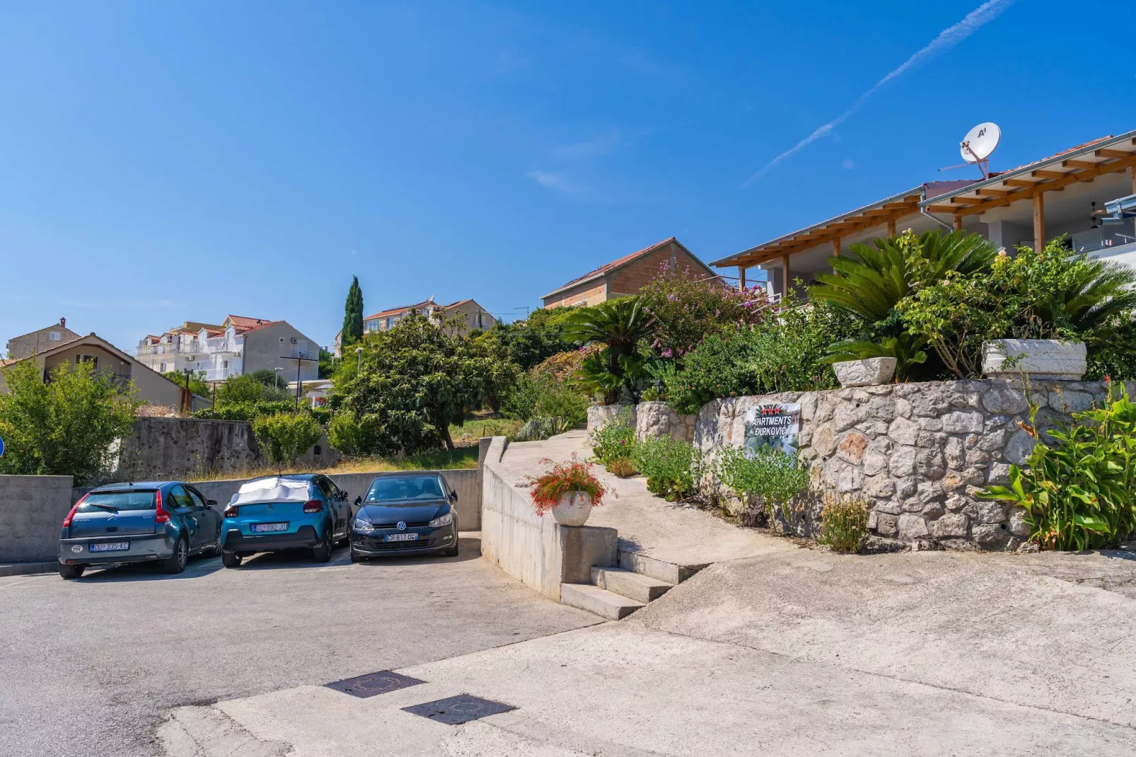 Apartments Djurkovic - Two-Bedroom Apartment with Shared Terrace and Sea View-Buitenlucht