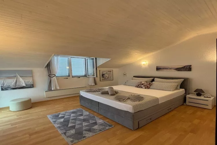 Indy's Beach Apartments -Two Bedroom Apartment with Balcony and Sea View-Slaapkamer