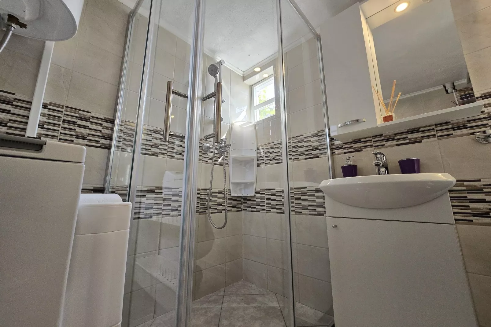 Indy's Beach Apartments- Studio Apartment with Patio and Sea View-Badkamer