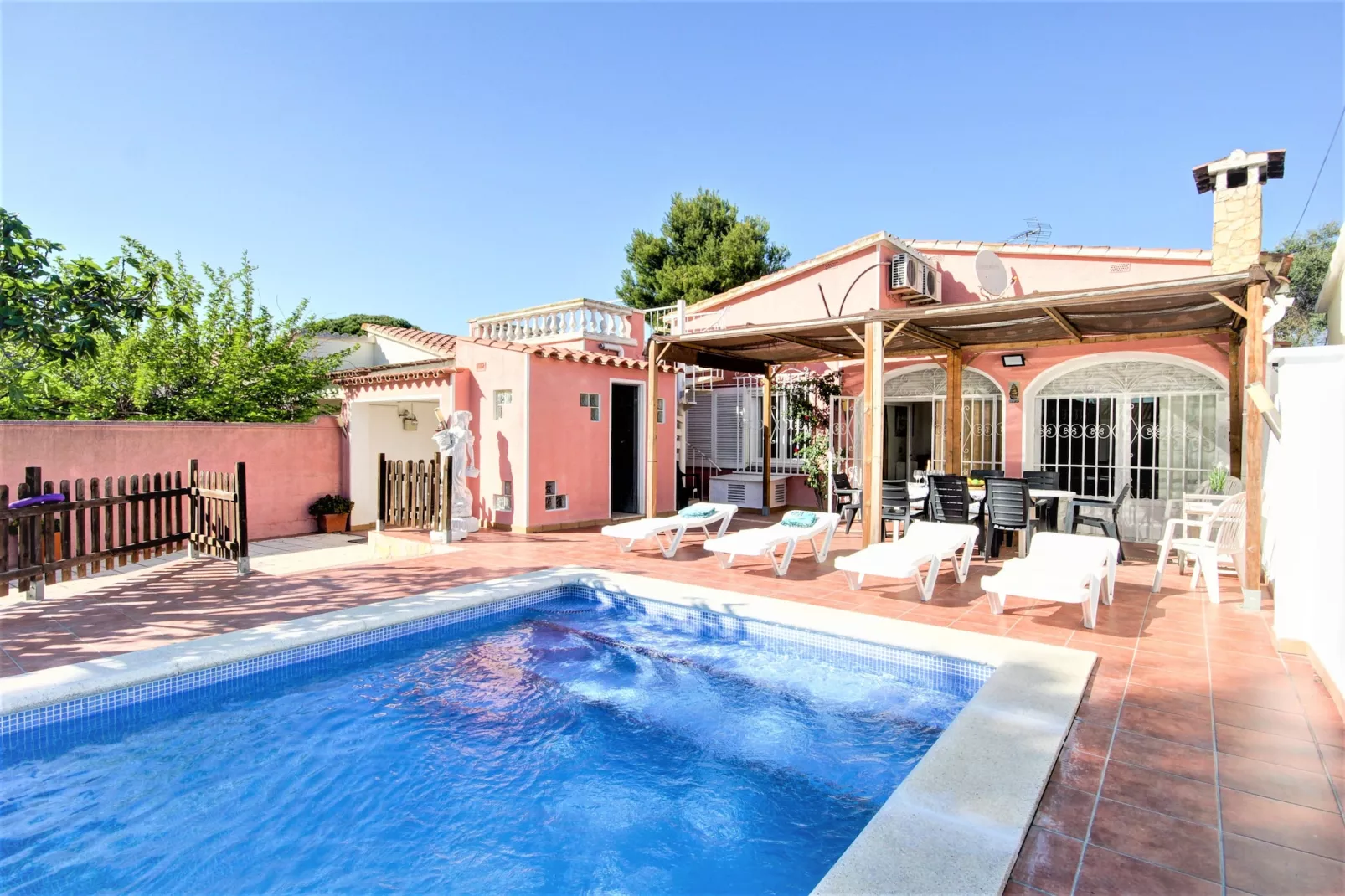 VILLA REQUESENS 139 B Empuriabrava-Buitenkant zomer