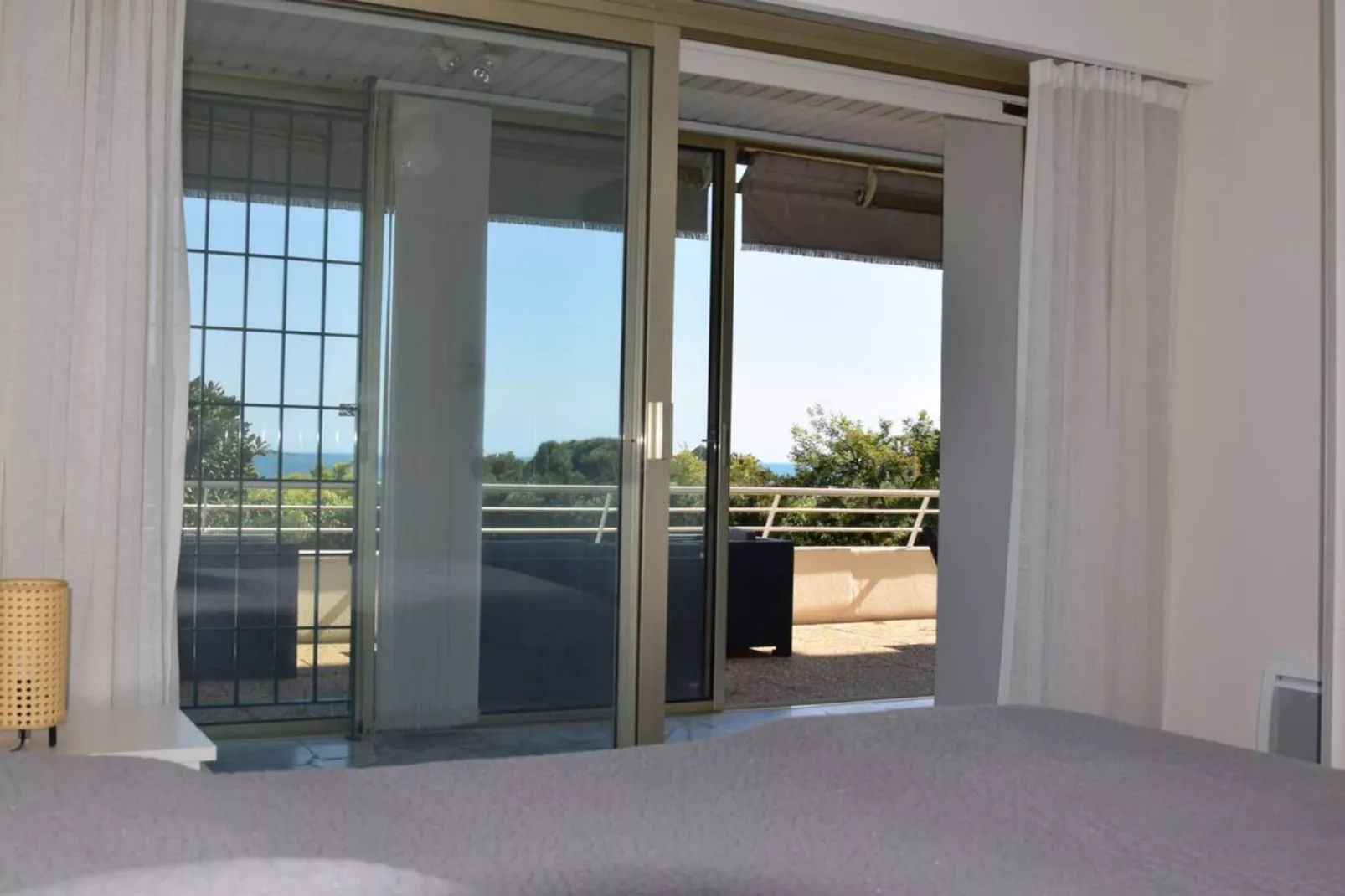 Vue Mer à Golfe-Juan Proche Cannes Plage et Garage-Hal-ontvangst