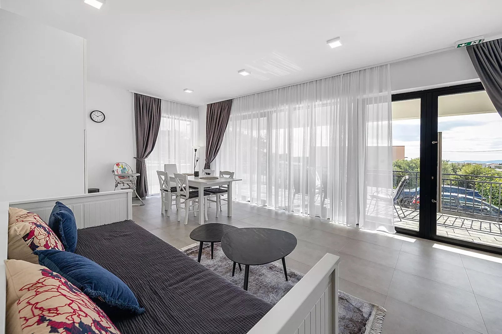 Max - Sea View, One Bedroom Apt with Terrace-Woonkamer