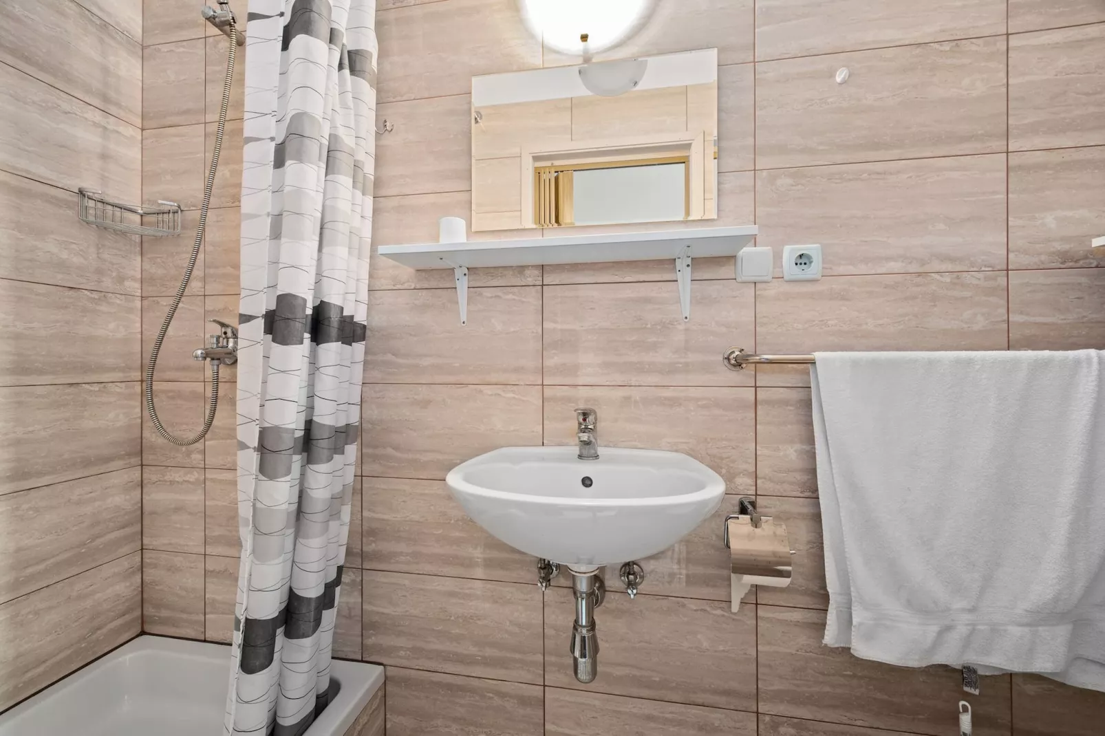 Apartments Jurica - Studio with Sea View-Badkamer