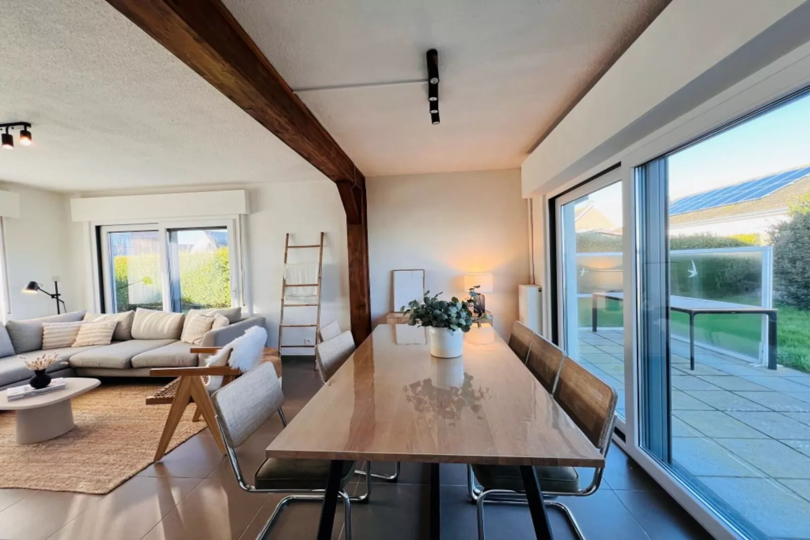 Manitobawijk 25 Home-Eetkamer