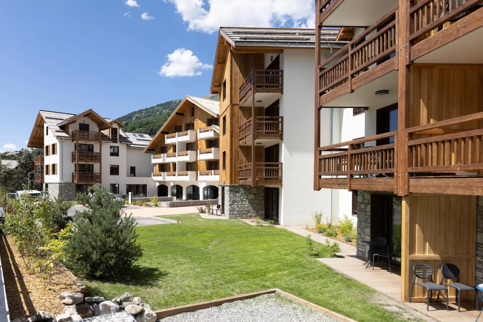 Le Cristal Lodge-RD2P-Buitenkant zomer