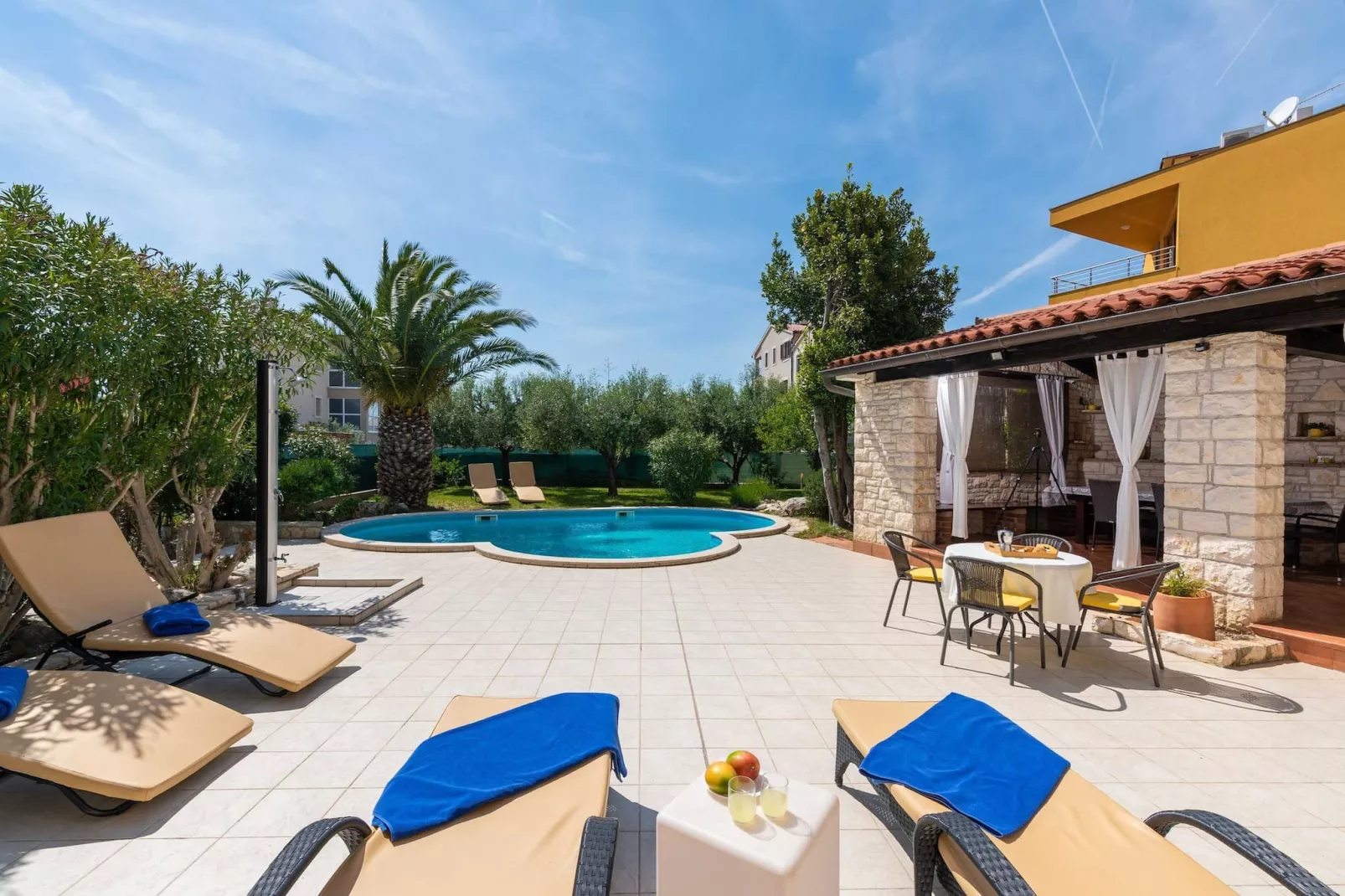 Villa Beauty with Private Pool-Tuinen zomer
