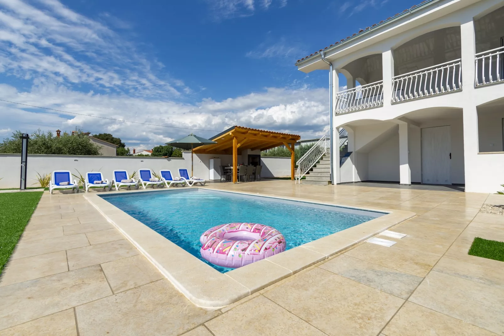 Villa Susanne with Private Pool-Buitenlucht