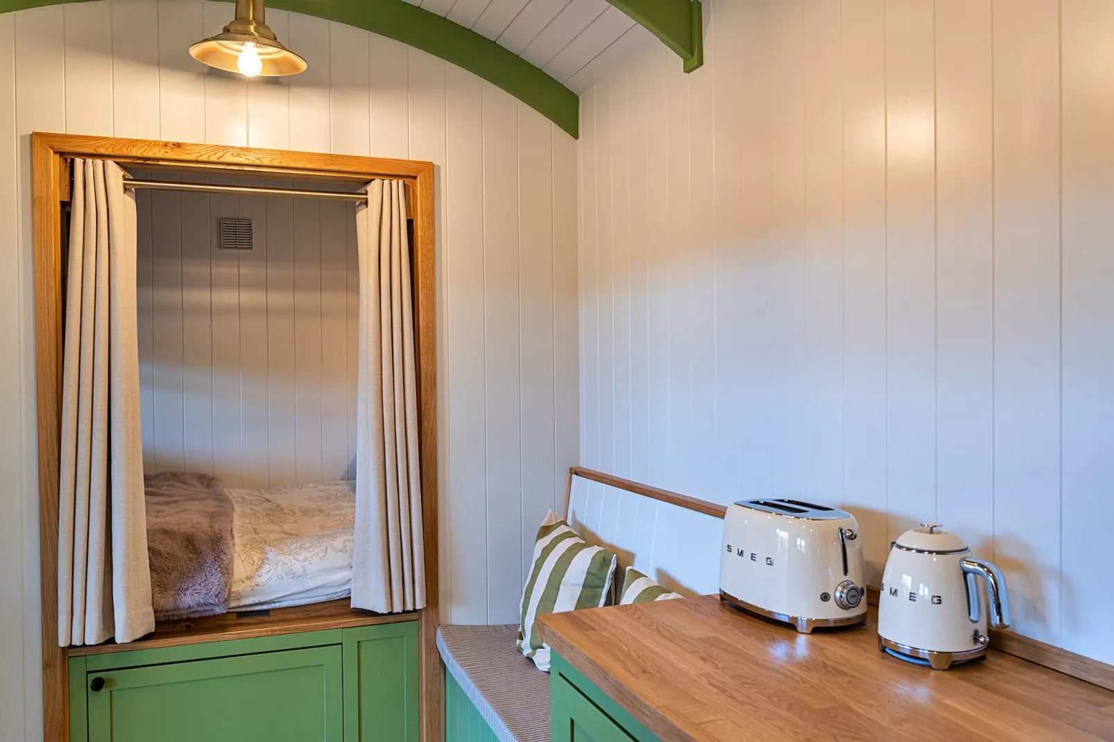 The Shepherd's Hut at Northcombe Farm-Woonkamer