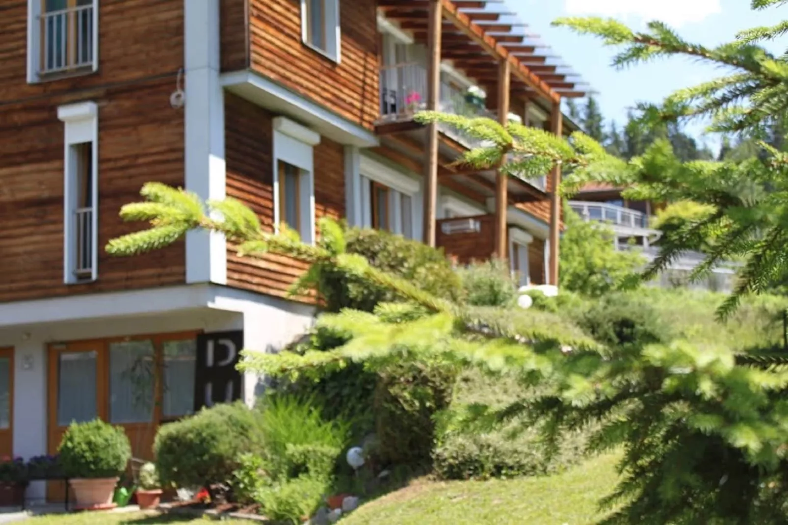 House Dual2 4apartments 5adult-Buitenkant zomer