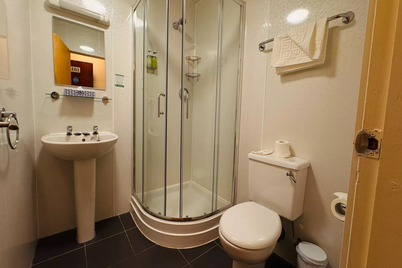 Brentwood Aberdeen  Deluxe Single-Badkamer