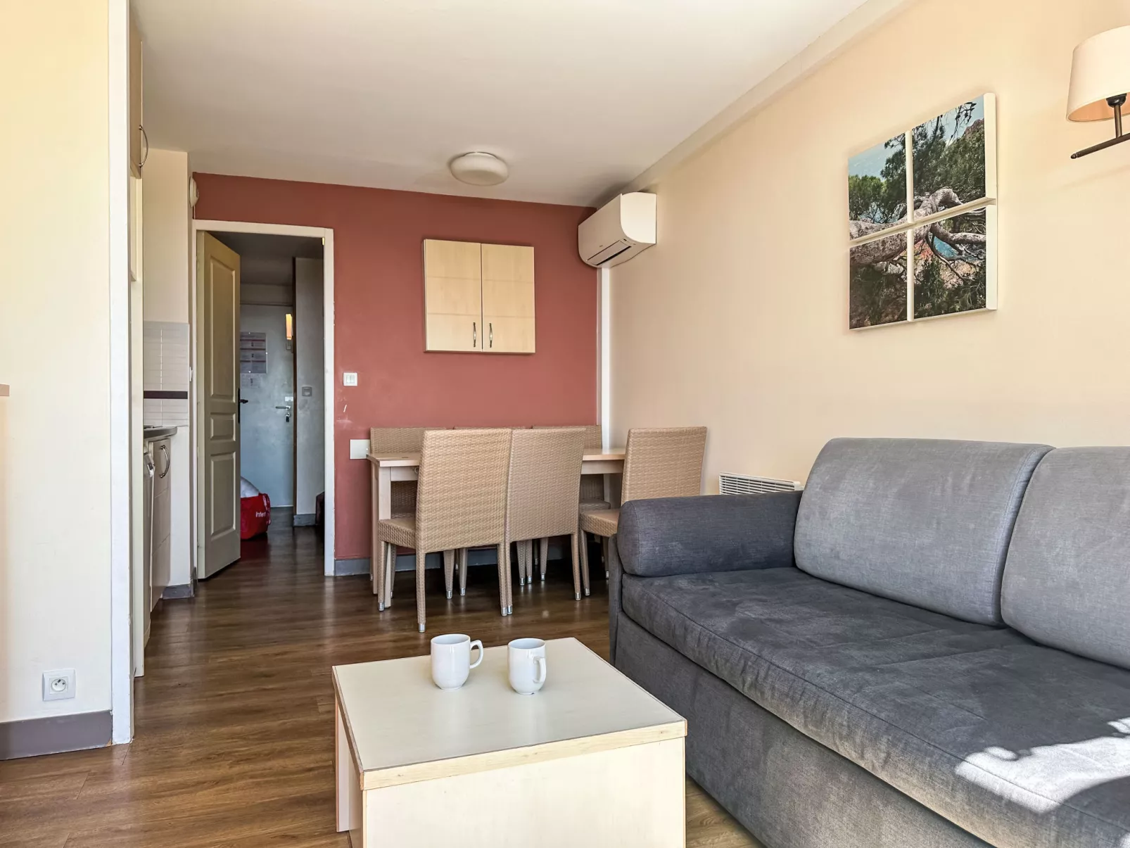 Le Village (E1 309)-Binnen