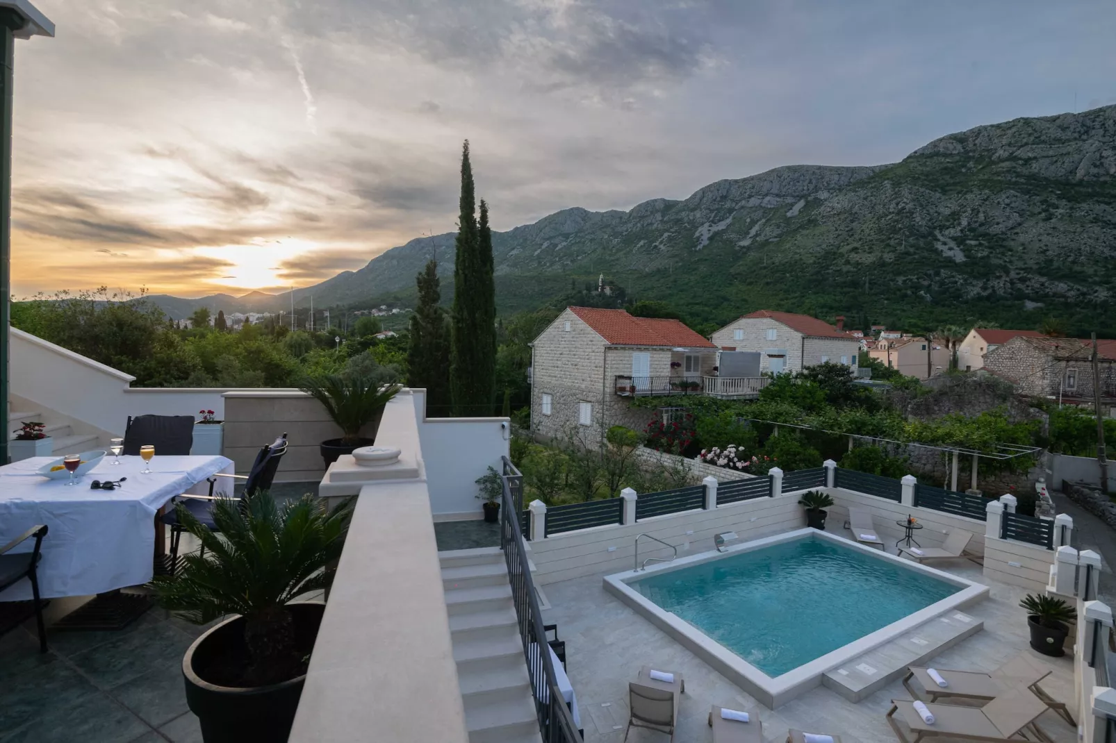 Apartments Azzurro- One Bedroom Apartment with Terrace and Hot Tub ( Azzurro II-gornji)-Zwembad