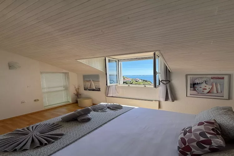 Indy's Beach Apartments -Two Bedroom Apartment with Balcony and Sea View-Binnen