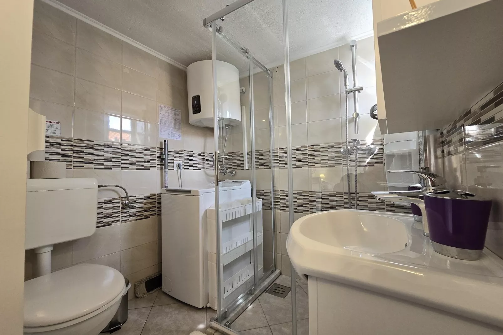 Indy's Beach Apartments- Studio Apartment with Patio and Sea View-Badkamer