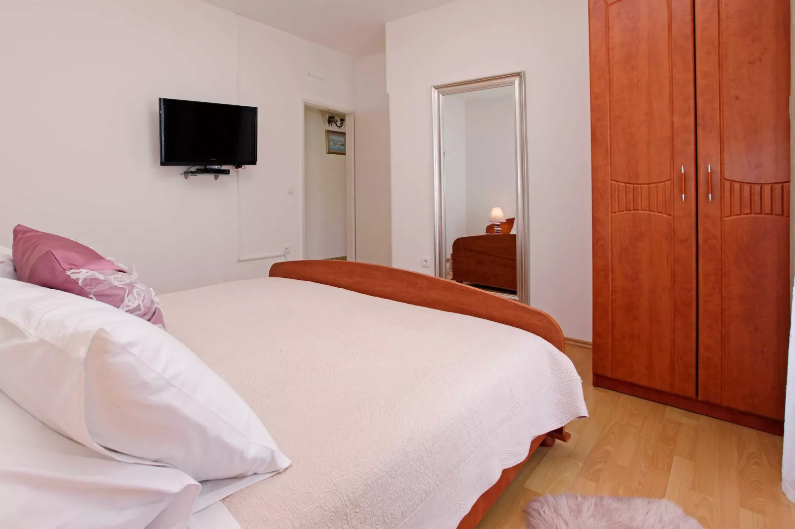 Sunshine Apartment Doda - Three Bedroom Apartment with Balcony and Sea View-Slaapkamer