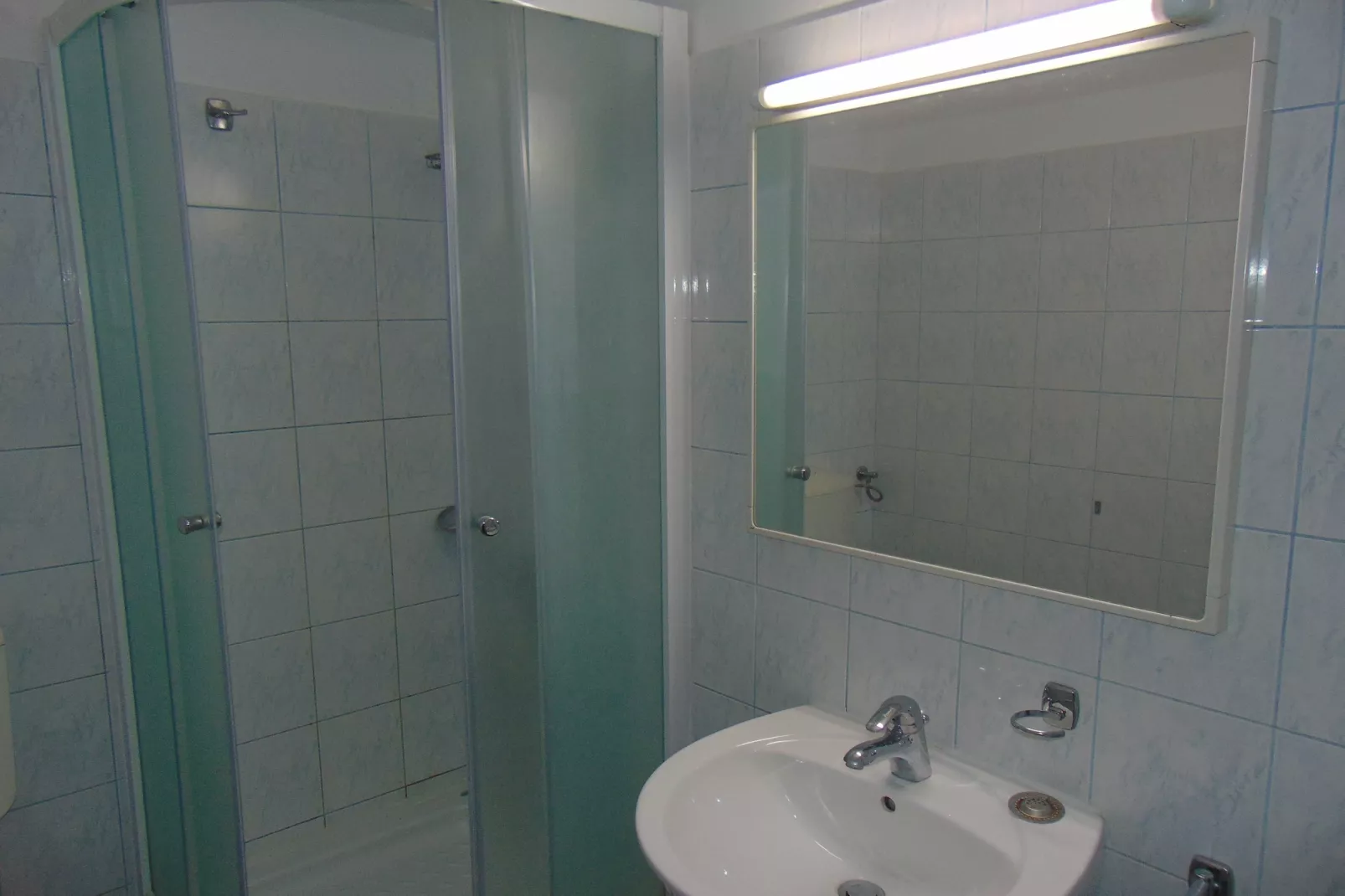 Apartments Elelu - One-Bedroom Apartment with Terrace-Badkamer