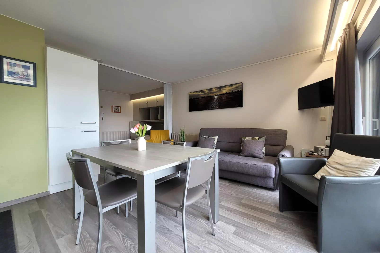 EMBASSY 0203-Woonkamer
