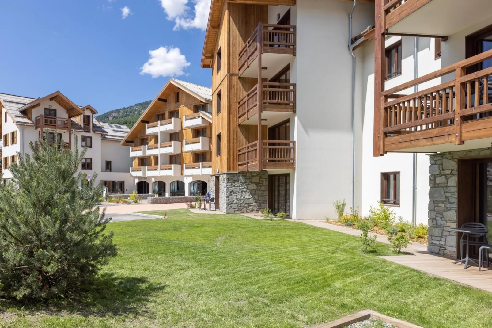 SERRE CHEVALIER Le Cristal Lodge-A26S-Buitenkant zomer