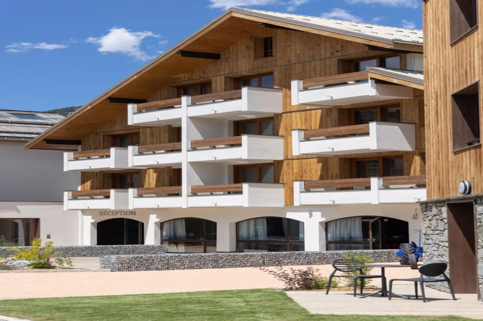 Le Cristal Lodge-RD2P-Buitenkant zomer