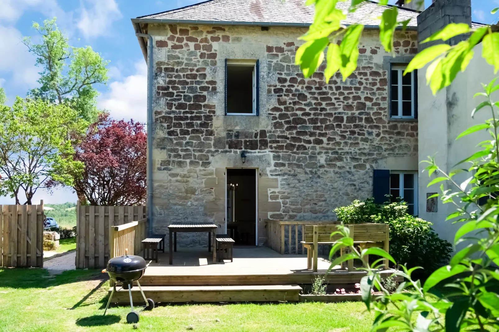Maison de charme avec piscine à Coubejours-Buitenkant zomer