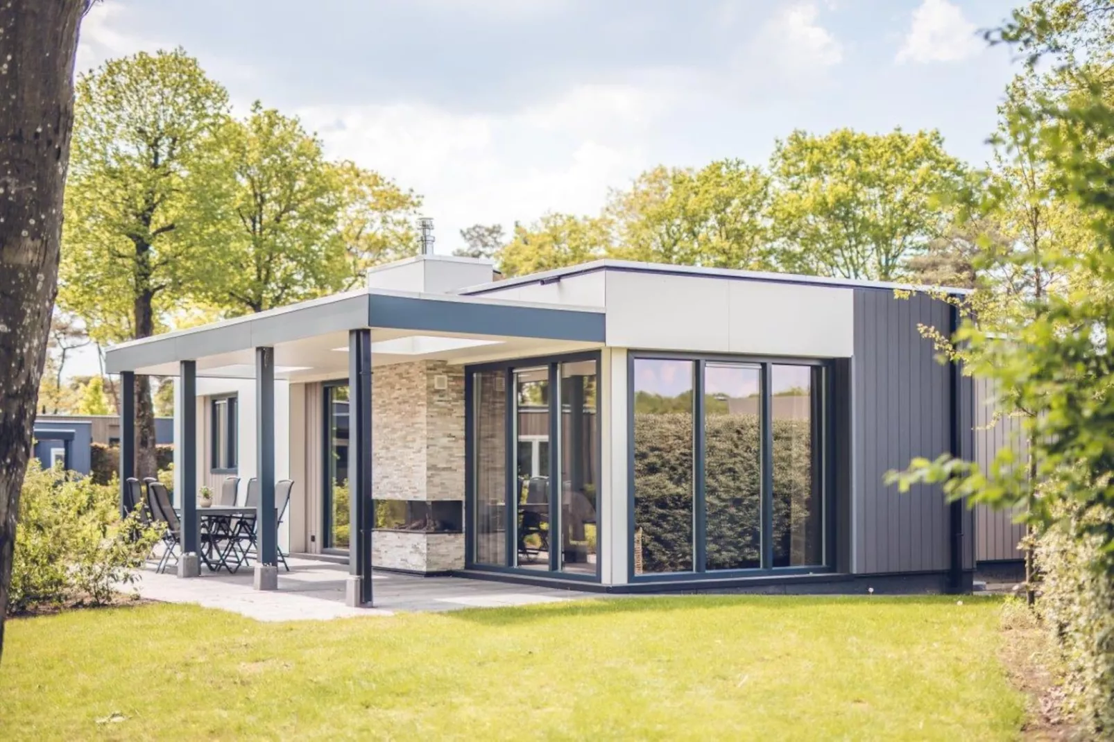 Holiday villa with sauna | 2 - 6 people-Buitenkant zomer