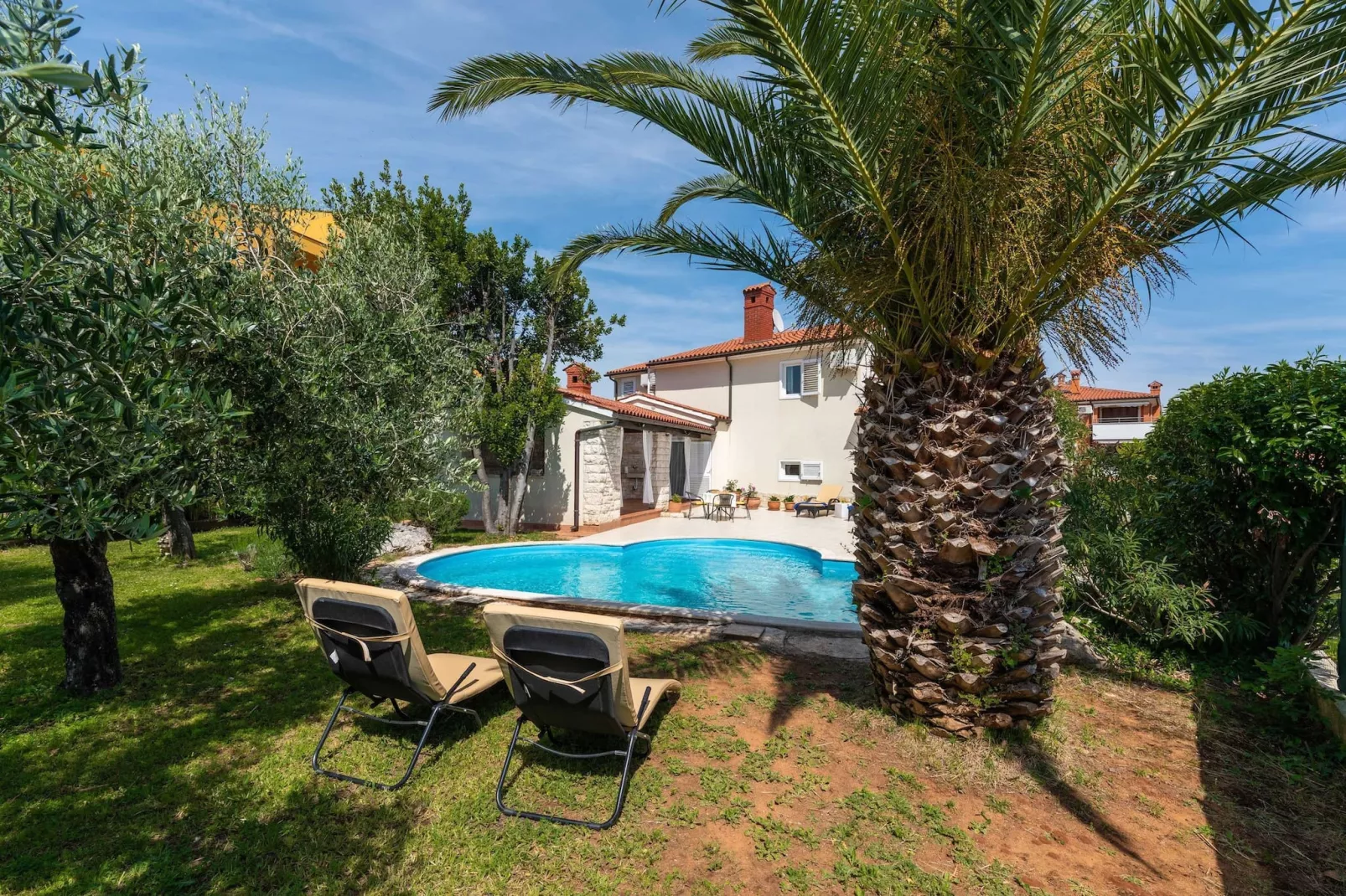 Villa Beauty with Private Pool-Zwembad