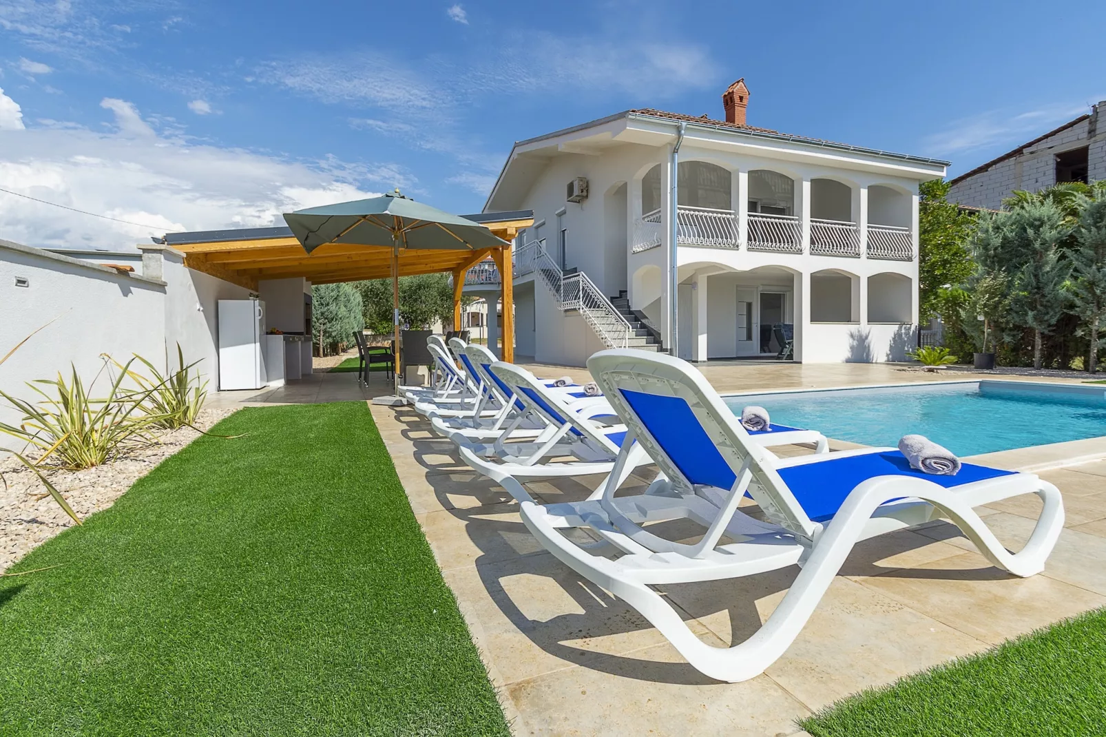 Villa Susanne with Private Pool-Buitenlucht
