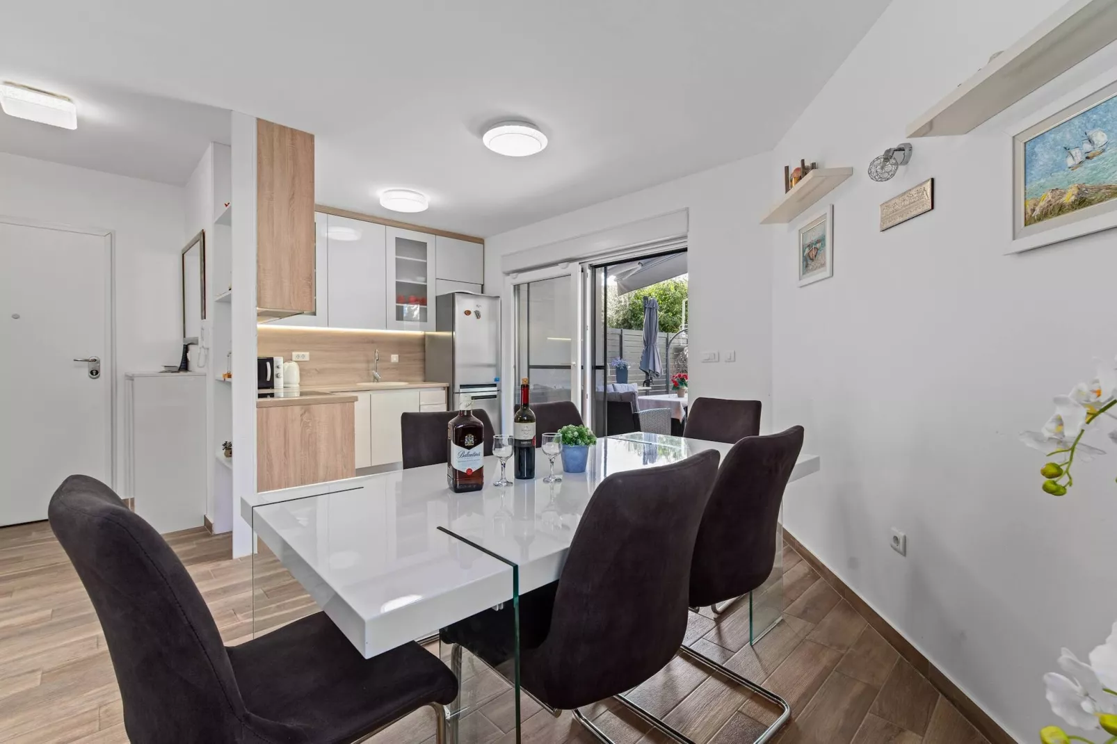 Apartment Moments - two bedroom apartment-Eetkamer