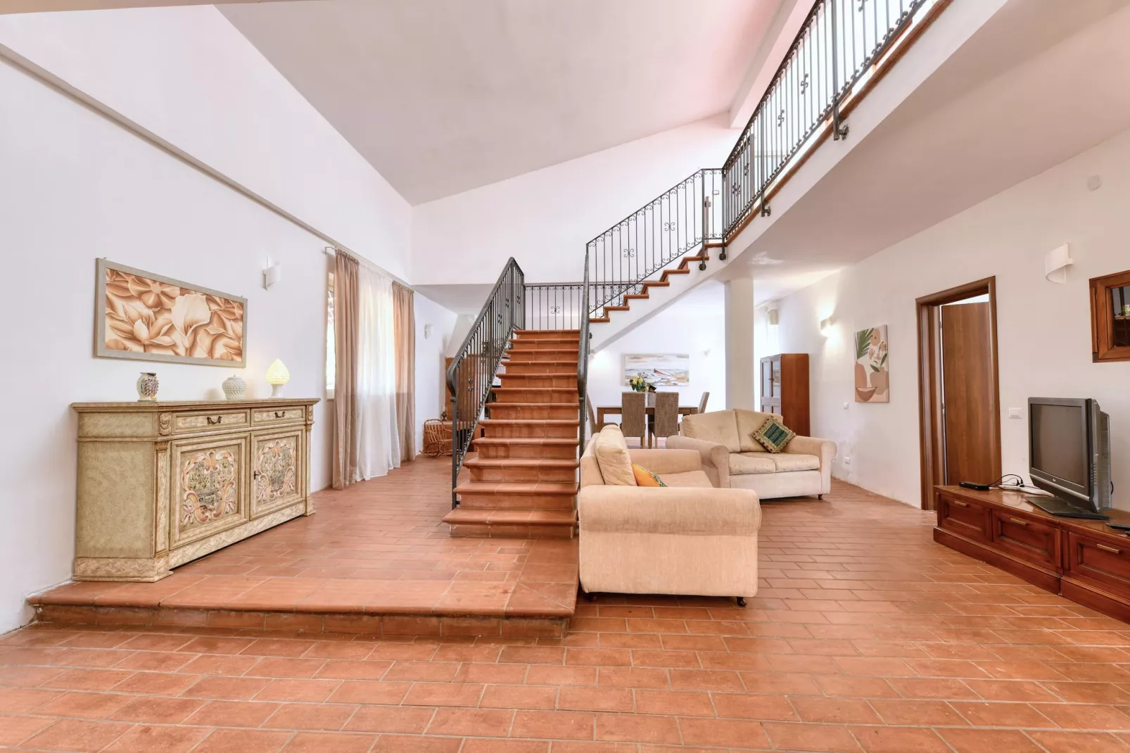 Villa Giugiò mit Privatpool-Woonkamer