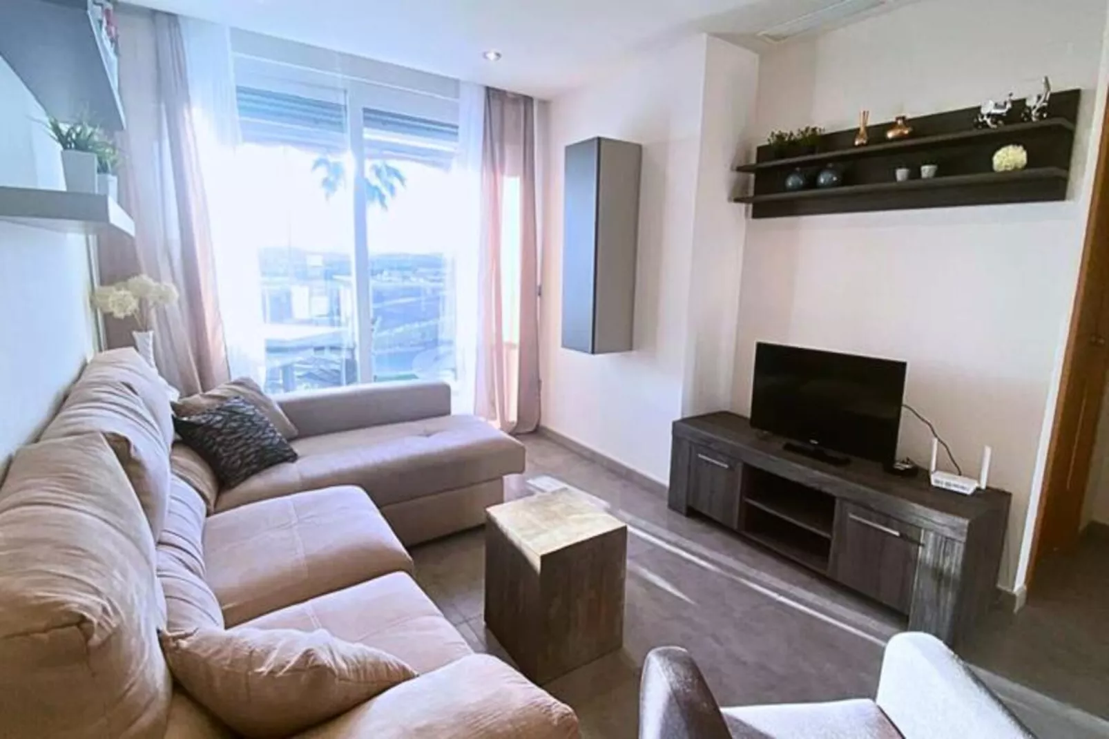 Appartement Moderne Avec Piscine, Terrasse Et Solarium-Image-tags.