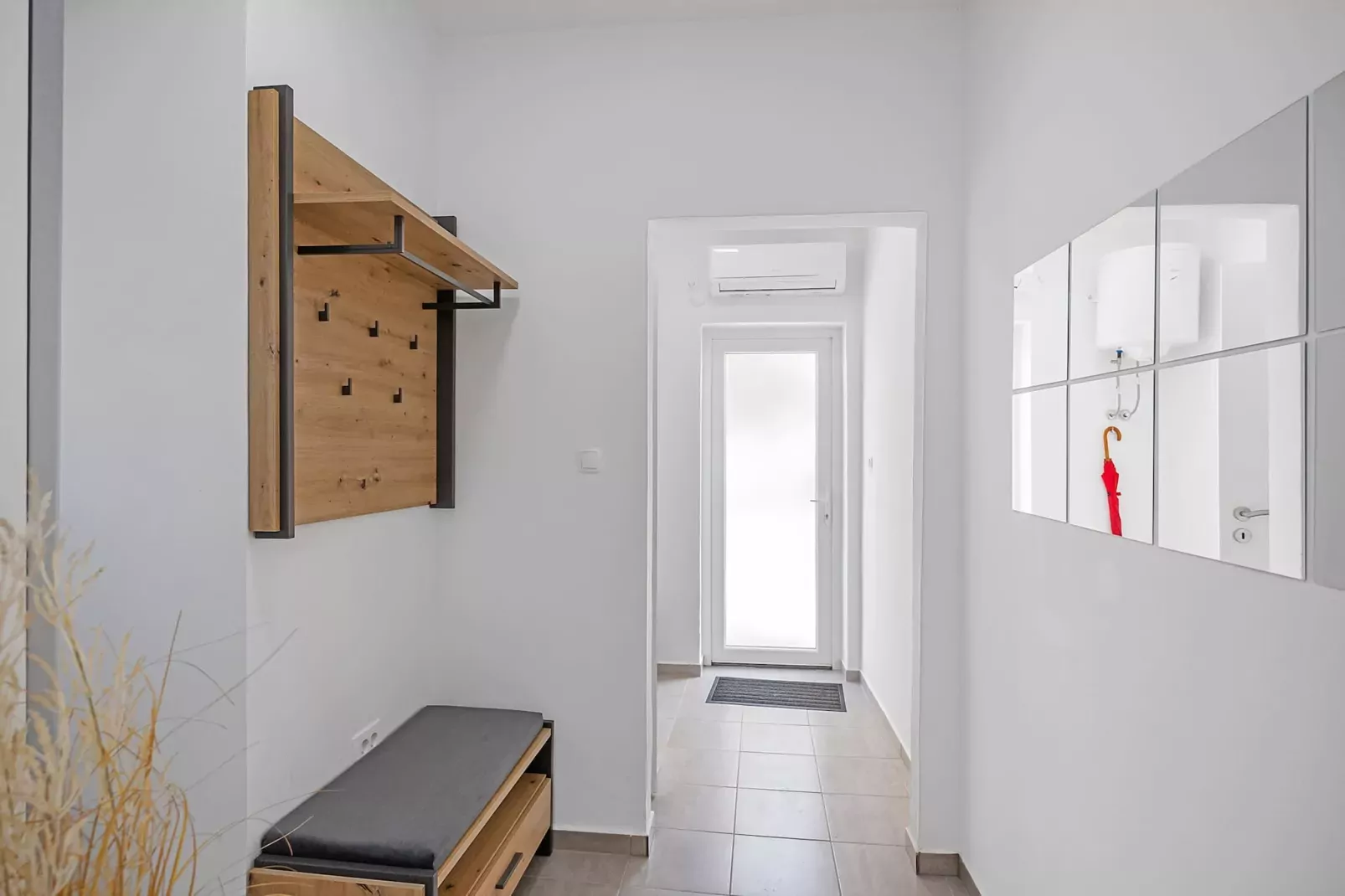 Max - Garden view, One Bedroom Apt. With Terrace-Overloop