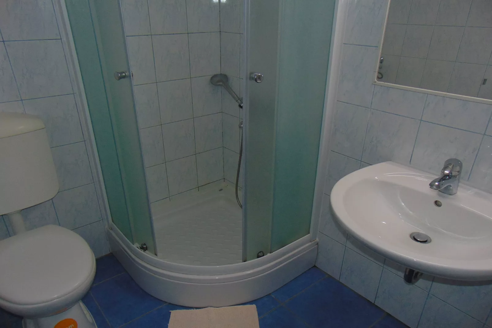 Apartments Elelu - One-Bedroom Apartment with Terrace-Badkamer