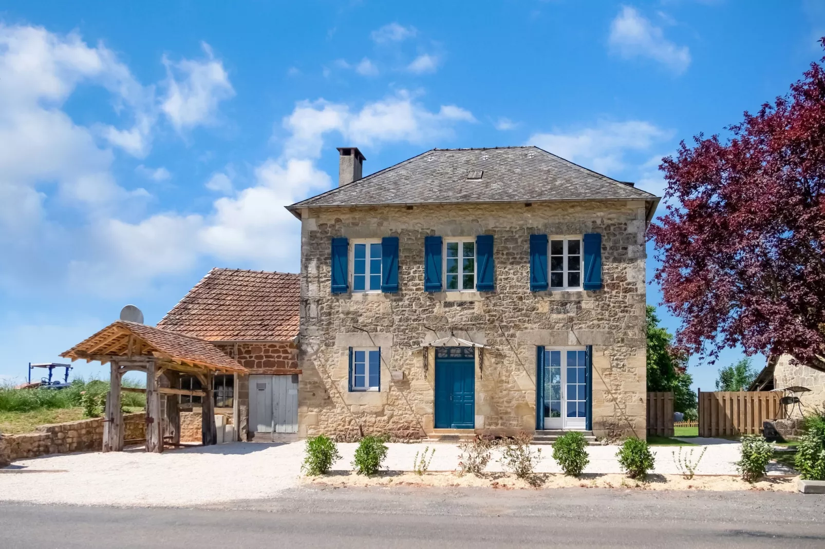 Maison de charme avec piscine à Coubejours-Buitenkant zomer