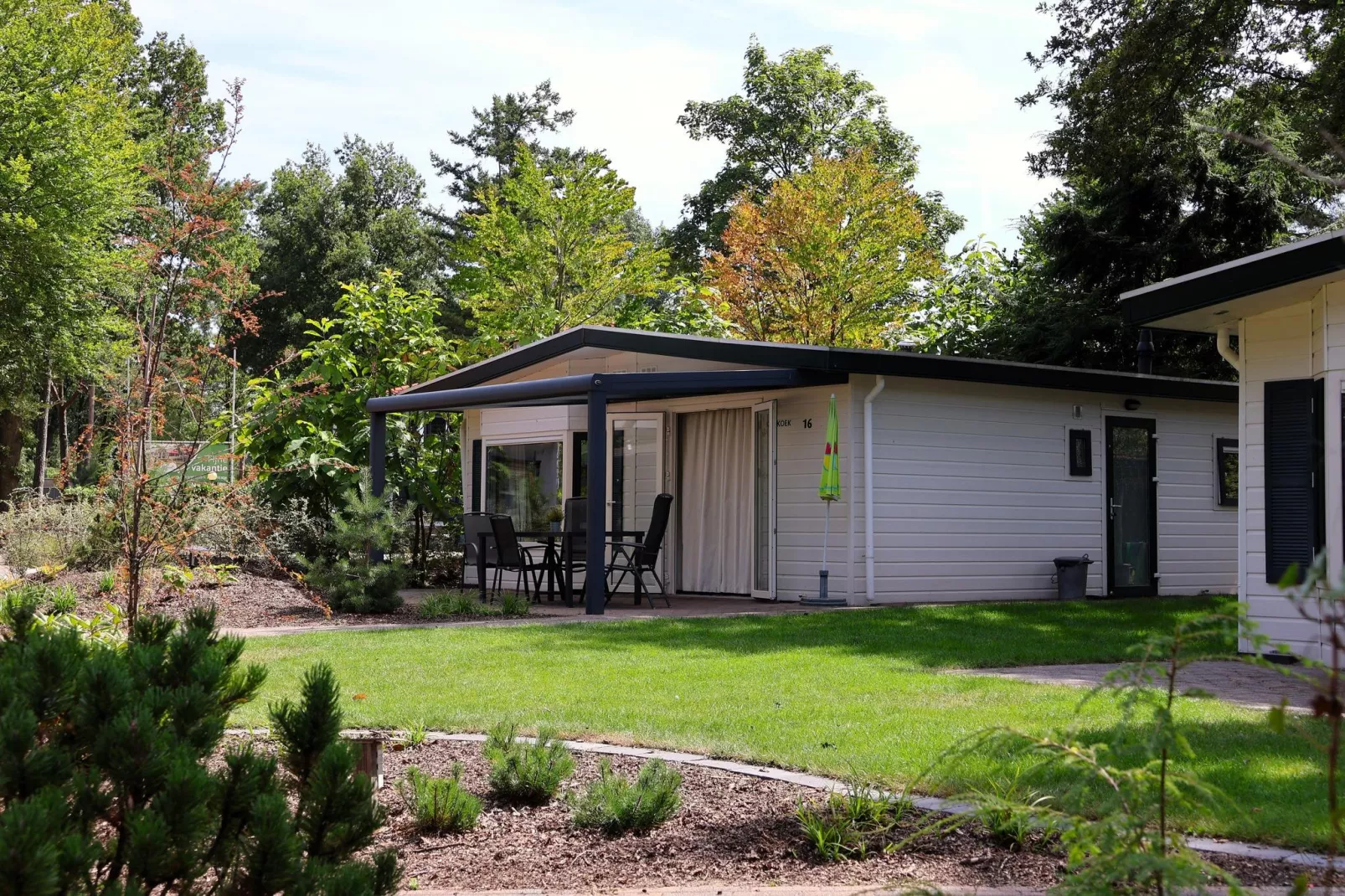 Bungalow Chalet+ | 2 - 4 people-Buitenkant zomer